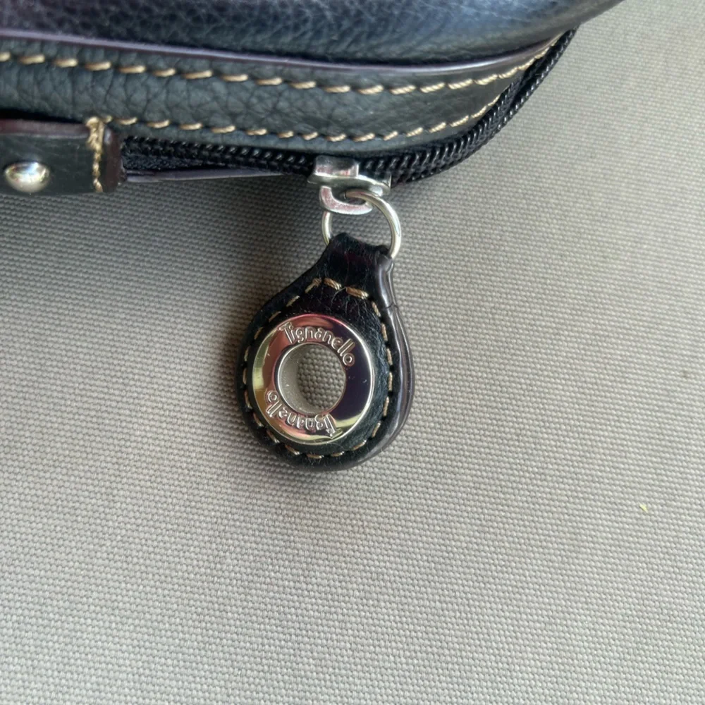 Black handbag purse, Tignanello w/ their iconic lining and multiple compartments - Picture 5 of 10
